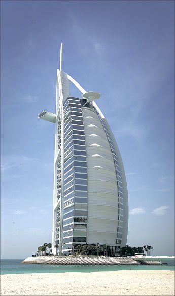 杜拜酒店側面圖.jpg