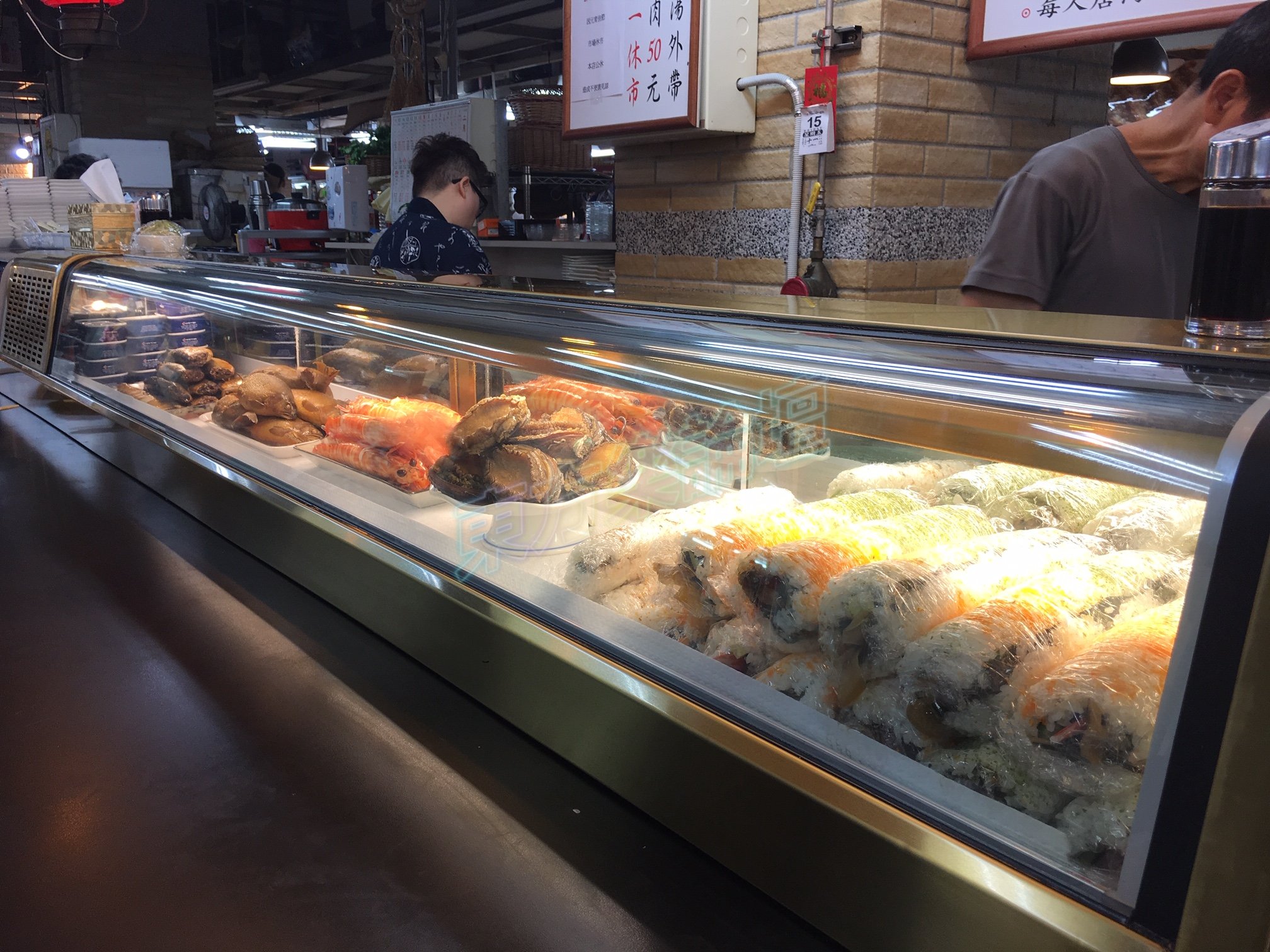 店家冷藏櫃裡的手捲壽司明蝦滷鮑魚香魚秋刀魚